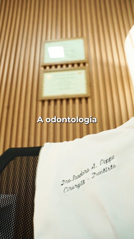 Jaleco bordado com o nome da Dra. Isadora Araújo Peppe, cirurgiã-dentista