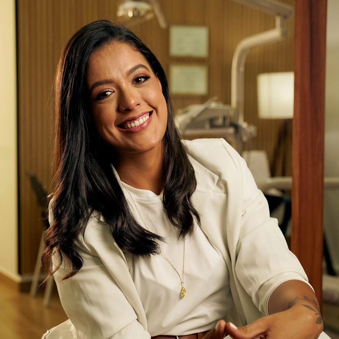 Dra. Isadora Araújo, cirurgiã-dentista, em seu consultório